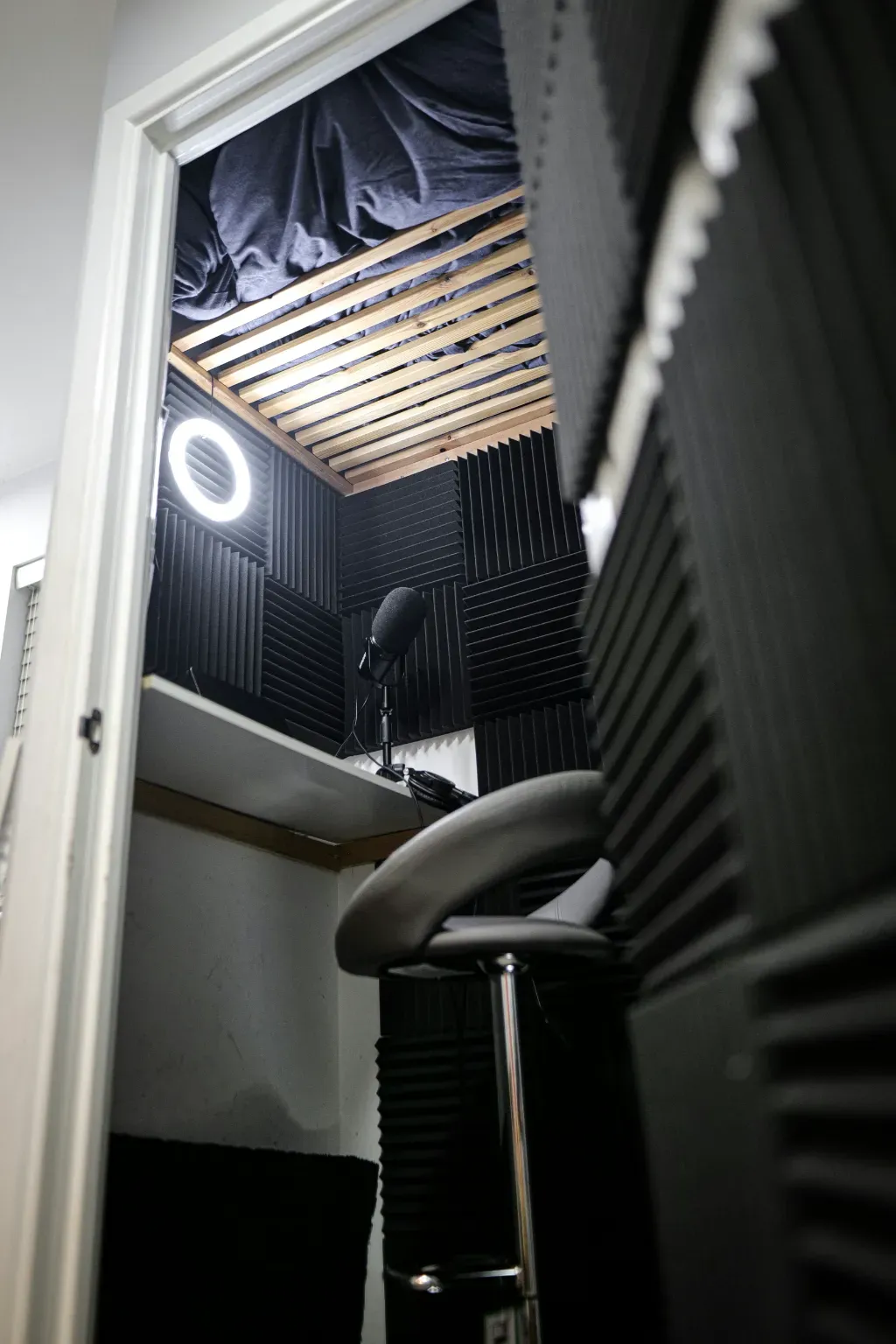 Jak wybrać panele wygłuszające do biura, a jakie do domu?